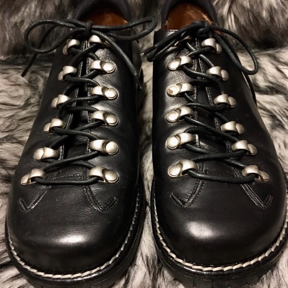 Donald Pliner Leather Hiking Shoes Metal Lace Eyelets Excellent Condition